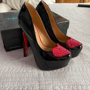 NEW Taylor Says Royal Hearts in Black